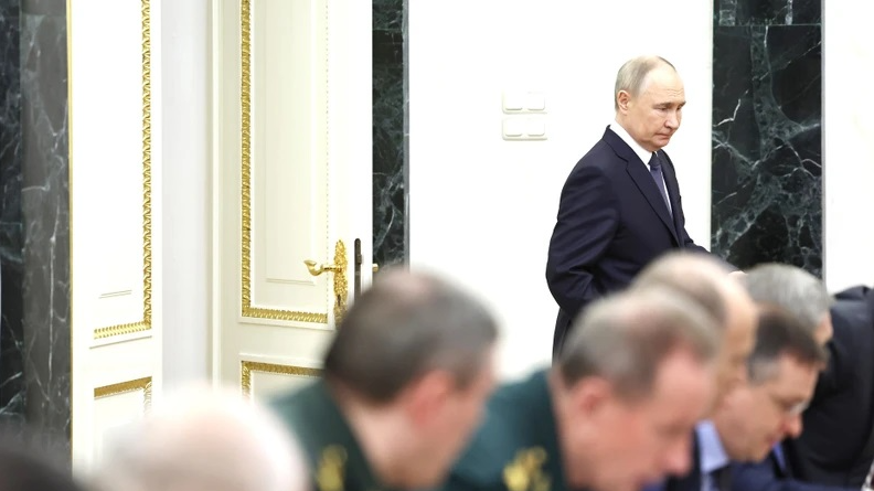 Tổng thống Nga Vladimir Putin họp cùng các quan chức Nga để chuẩn bị cho cuộc đàm phán với Ukraine (Nguồn: Kremlin).