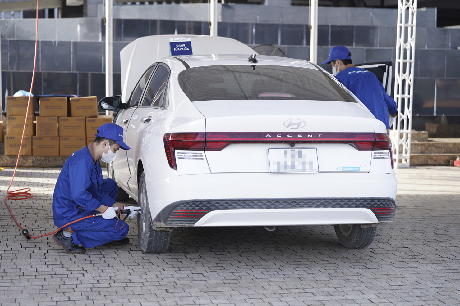 Chủ xe Hyundai được chăm sóc kỹ thuật toàn diện với các hạng mục như: kiểm tra phanh, lốp, ắc quy, dầu động cơ, nước rửa kính; làm sạch nội thất, khử mùi, tẩy nhựa đường.