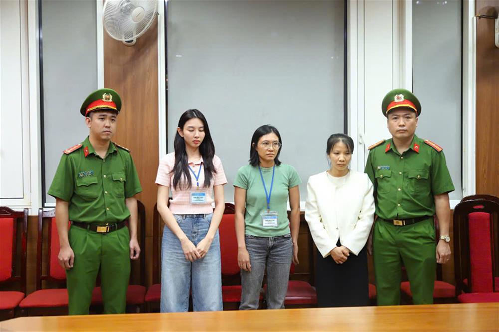 Hoa hậu Thùy Tiên (thứ 2 bên trái sang) bị bắt về tội “Lừa dối khách hàng”. Ảnh: BCA