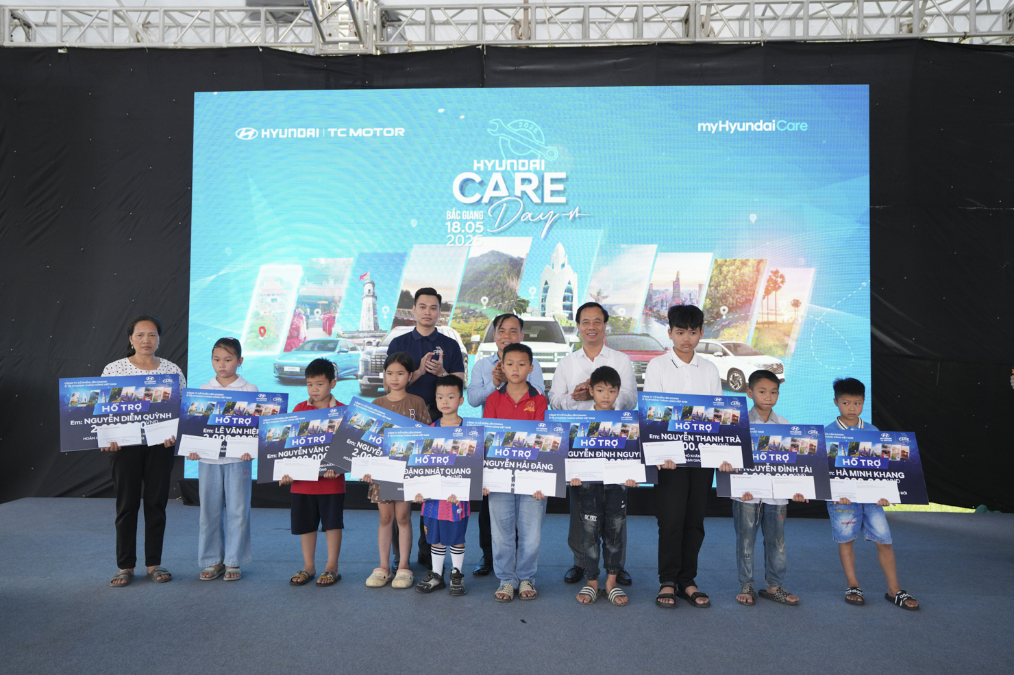 Chương trình còn dành tặng những phần quà ý nghĩa cho 10 em nhỏ và gia đình có hoàn cảnh khó khăn tại địa phương.