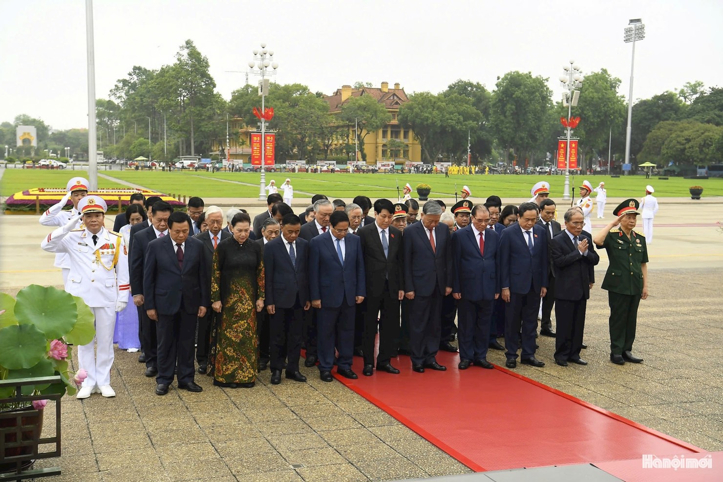Các đồng chí lãnh đạo Đảng, Nhà nước mặc niệm tưởng nhớ Chủ tịch Hồ Chí Minh. Ảnh: Viết Thành.