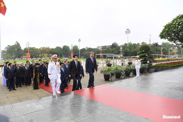 Các đồng chí lãnh đạo Đảng, Nhà nước vào Lăng viếng Chủ tịch Hồ Chí Minh. Ảnh: Viết Thành. 
