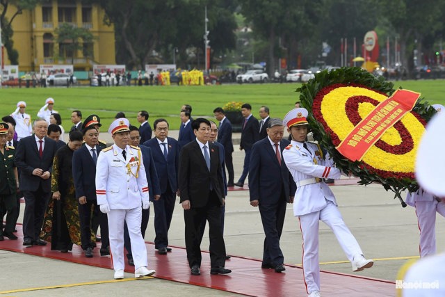 Đoàn đại biểu lãnh đạo Đảng, Nhà nước dâng hoa và vào Lăng viếng Chủ tịch Hồ Chí Minh. Ảnh: Viết Thành.