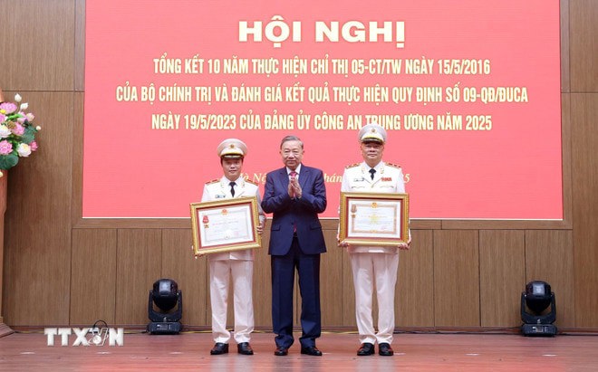Tổng Bí thư Tô Lâm trao tặng Huân chương Quân công hạng Ba cho Trung tướng Tô Ân Xô, Trợ lý Tổng Bí thư Ban Chấp hành Trung ương Đảng Cộng sản Việt Nam, Phụ trách Văn phòng Tổng Bí thư (bên phải) và Huân chương Chiến công hạng Nhì cho Thiếu tướng Đặng Hồng Đức, Thứ trưởng Bộ Công an (bên trái) vì đã có thành tích xuất sắc. (Ảnh: Phạm Kiên/TTXVN). 