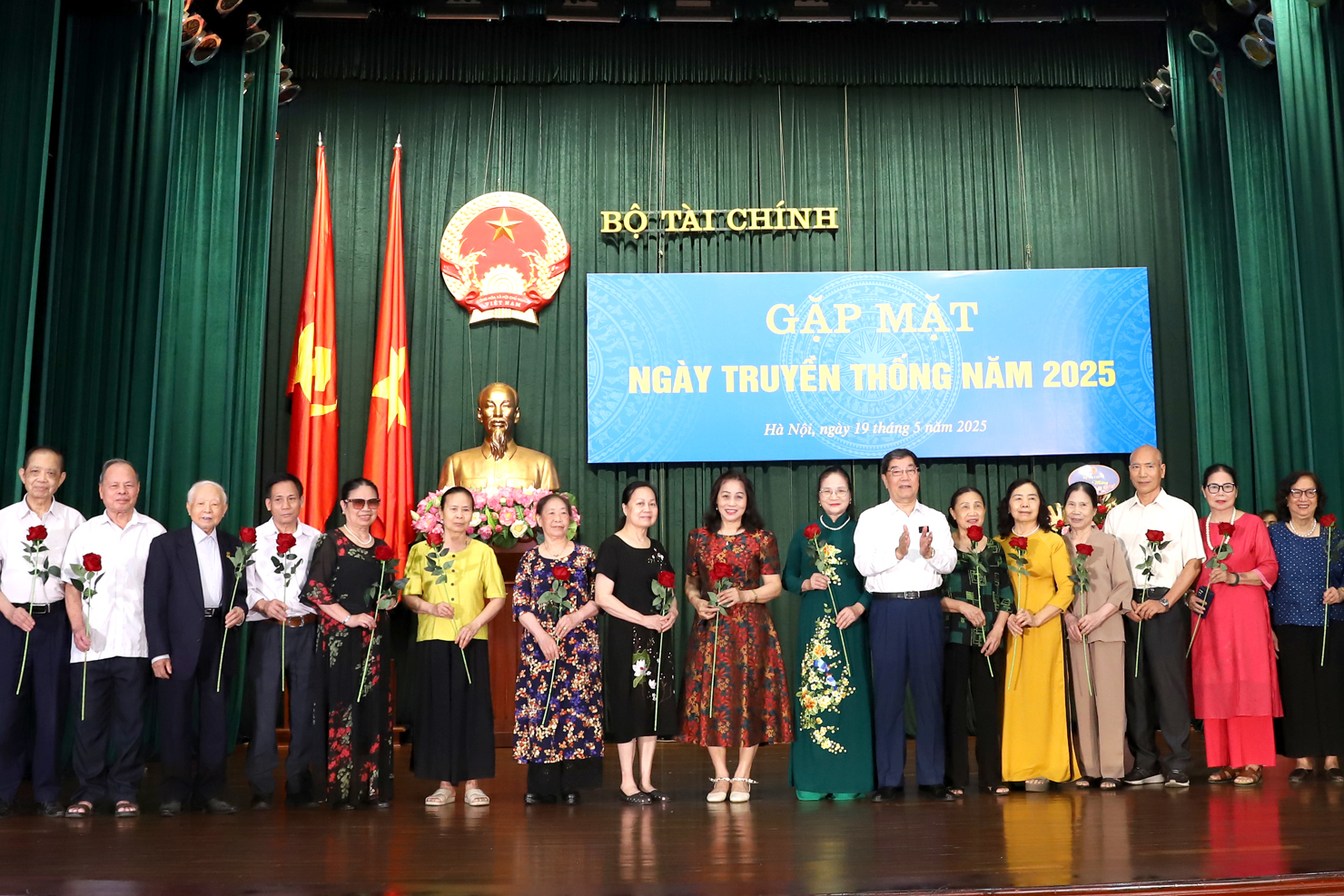 Thường trực Ban Li&ecirc;n lạc TCCBHT Bộ T&agrave;i ch&iacute;nh tặng hoa mừng thọ c&aacute;c hội vi&ecirc;n cao tuổi. Ảnh: Gia H&acirc;n