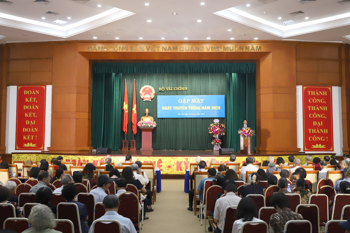 Quang cảnh buổi gặp mặt. Ảnh: Gia H&acirc;n