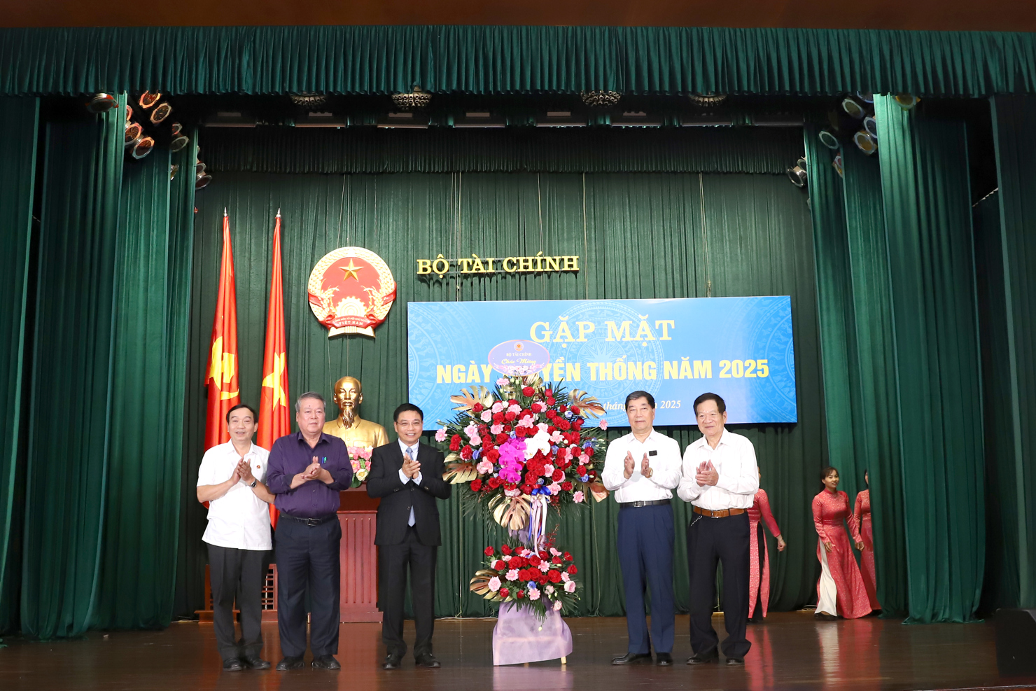 Bộ trưởng tặng hoa ch&uacute;c mừng Ban Li&ecirc;n lạc TCCBHT Bộ T&agrave;i ch&iacute;nh nh&acirc;n Ng&agrave;y truyền thống. Ảnh: Gia H&acirc;n