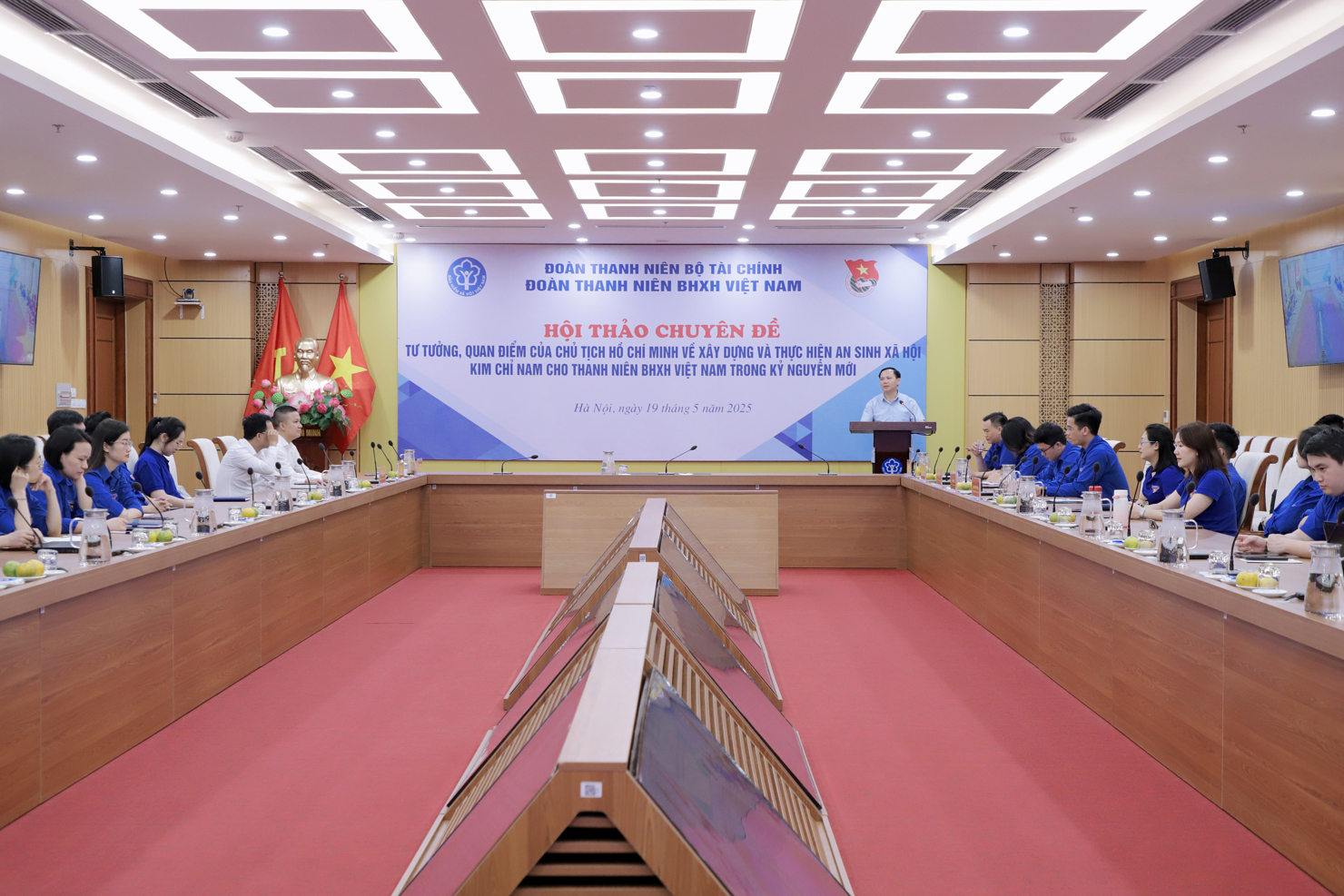Đ&ocirc;ng đảo c&aacute;c đo&agrave;n vi&ecirc;n, thanh ni&ecirc;n ng&agrave;nh BHXH Việt Nam tham dự Chương tr&igrave;nh.