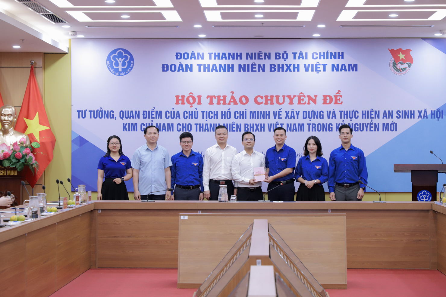TS. L&ecirc; Trung Ki&ecirc;n trao tặng cuốn s&aacute;ch "Vận dụng những gi&aacute; trị bền vững của Tư tưởng Hồ Ch&iacute; Minh" cho Đo&agrave;n Thanh ni&ecirc;n cơ quan BHXH Việt Nam.
