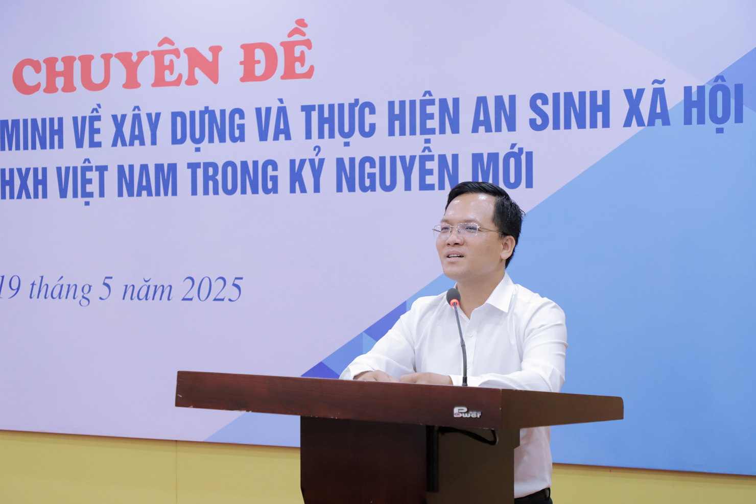 TS. L&ecirc; Trung Ki&ecirc;n - Giảng vi&ecirc;n Học viện Ch&iacute;nh trị quốc gia Hồ Ch&iacute; Minh tr&igrave;nh b&agrave;y tham luận tại Hội thảo.