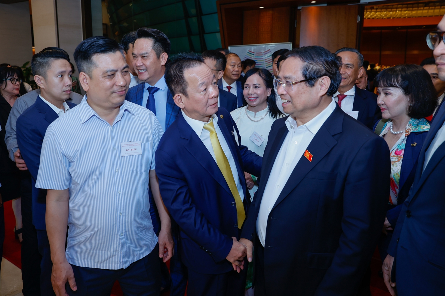 Thủ tướng trò chuyện, trao đổi, chia sẻ với các doanh nhân bên lề hội nghị - Ảnh: VGP/Nhật Bắc