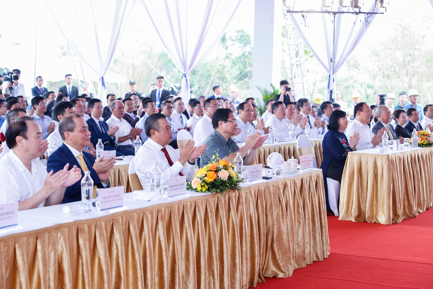 Thủ tướng Phạm Minh Chính và các đại biểu dự lễ khởi công dự án đầu tư xây dựng cầu Tứ Liên và đường hai đầu cầu. Ảnh: VGP/Nhật Bắc