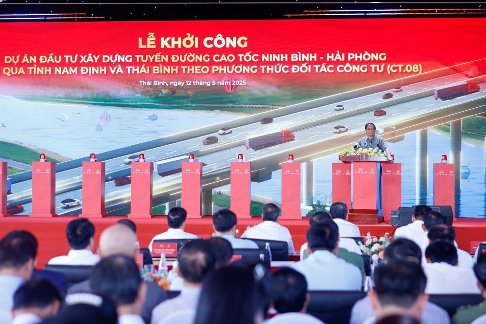 Thủ tướng Phạm Minh Chính phát biểu tại Lễ khởi công Dự án đầu tư xây dựng tuyến đường cao tốc Ninh Bình - Hải Phòng đoạn qua địa bàn tỉnh Nam Định và Thái Bình theo phương thức PPP. Ảnh: VGP