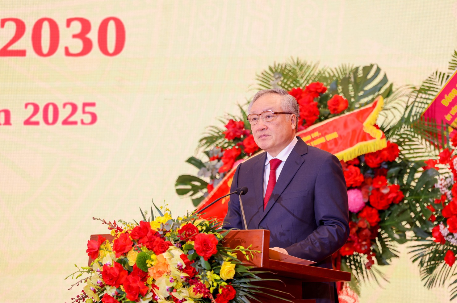 Đồng chí Nguyễn Hòa Bình - Ủy viên Bộ Chính trị, Phó Bí thư thường trực Đảng ủy Chính phủ, Phó Thủ tướng thường trực Chính phủ - phát biểu chỉ đạo tại Đại hội