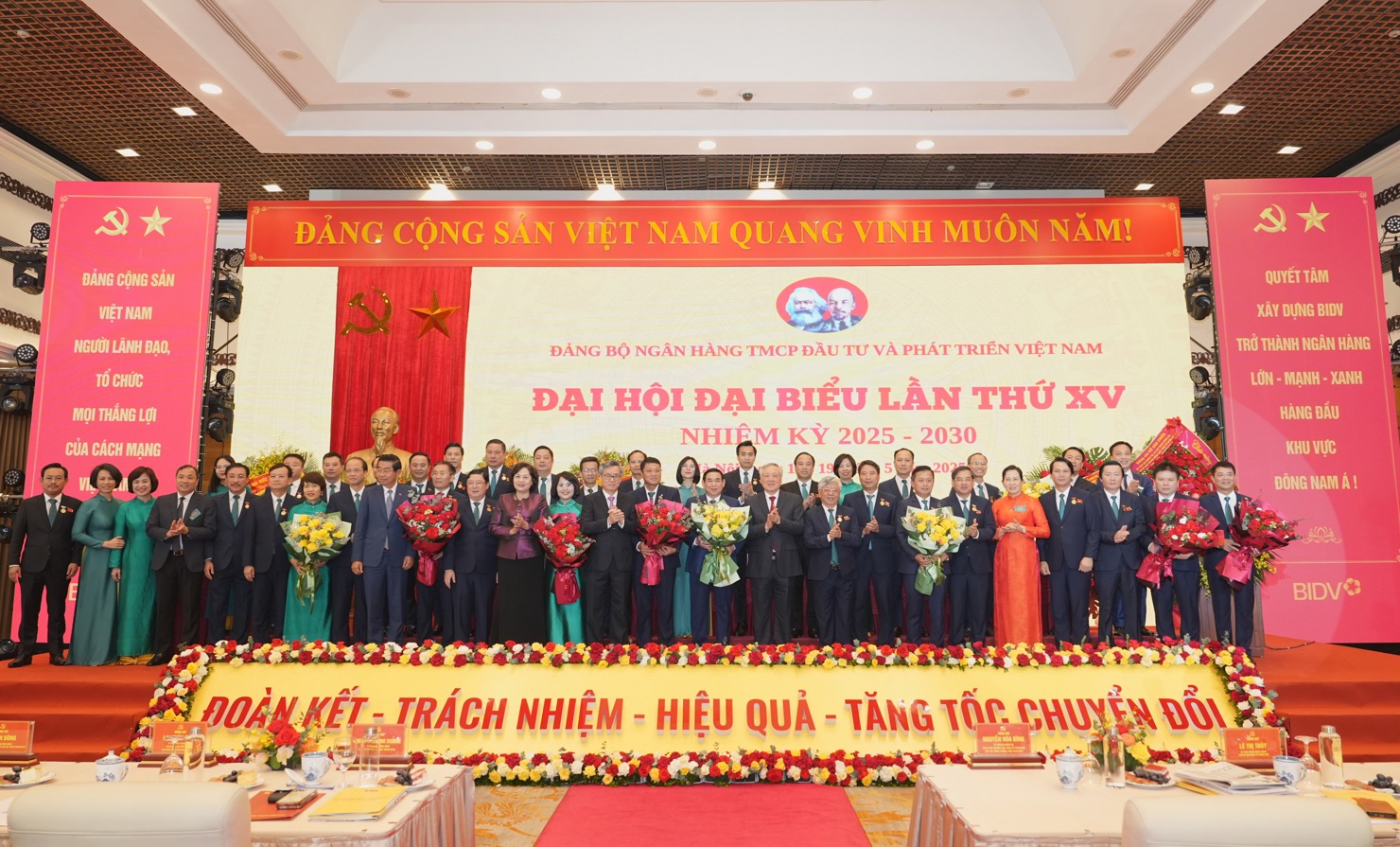 Đồng ch&iacute; Nguyễn H&ograve;a B&igrave;nh - Ủy vi&ecirc;n Bộ Ch&iacute;nh trị, Ph&oacute; B&iacute; thư thường trực Đảng ủy Ch&iacute;nh phủ, Ph&oacute; Thủ tướng thường trực Ch&iacute;nh phủ - c&ugrave;ng c&aacute;c đồng ch&iacute; L&atilde;nh đạo Đảng, Ch&iacute;nh phủ ch&uacute;c mừng c&aacute;c đồng ch&iacute; được bầu v&agrave;o Ban Chấp h&agrave;nh Đảng bộ BIDV nhiệm kỳ 2025 - 2030