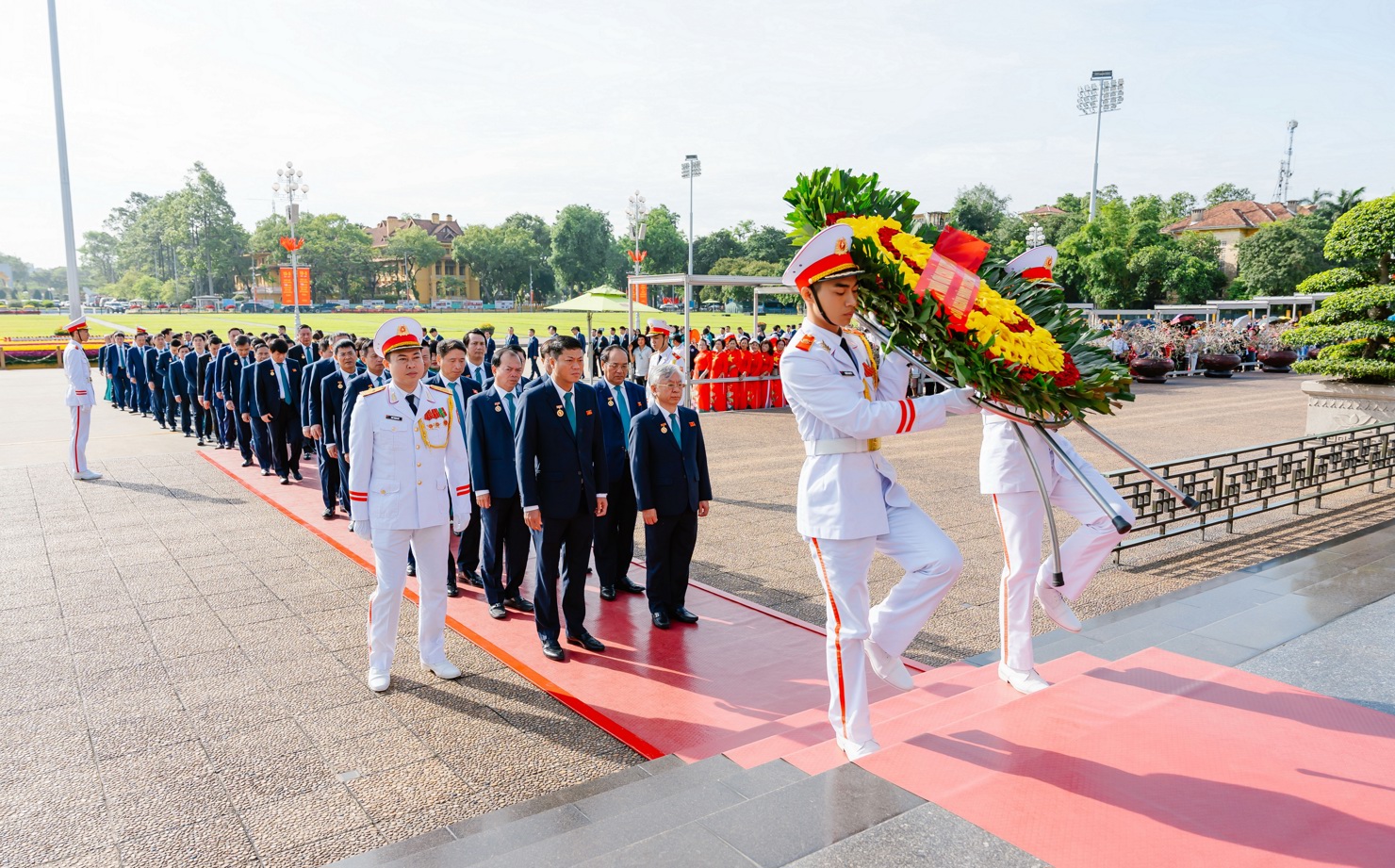 Trước đ&oacute;, s&aacute;ng ng&agrave;y 18/5/2025, Đảng ủy, Ban L&atilde;nh đạo BIDV c&ugrave;ng c&aacute;c đại biểu về dự Đại hội tổ chức lễ d&acirc;ng hoa v&agrave; v&agrave;o Lăng viếng Chủ tịch Hồ Ch&iacute; Minh
