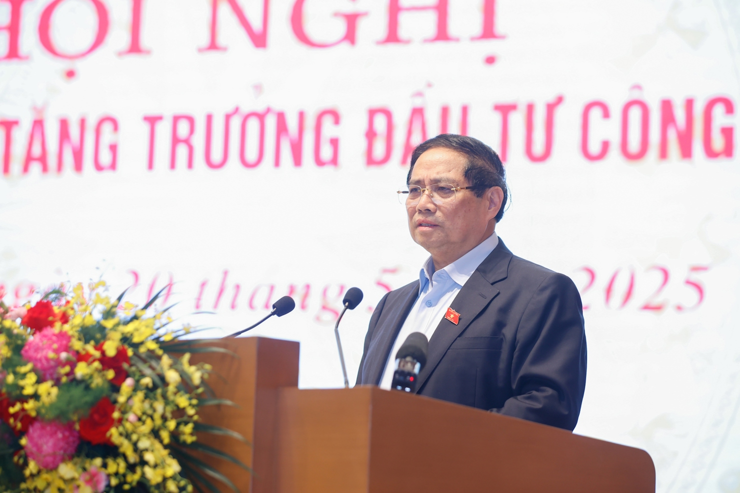 Thủ tướng yêu cầu Bộ Tài chính thống kê những Bộ, ngành, địa phương nào giải ngân chậm để đánh giá lại cán bộ. Ảnh: VGP