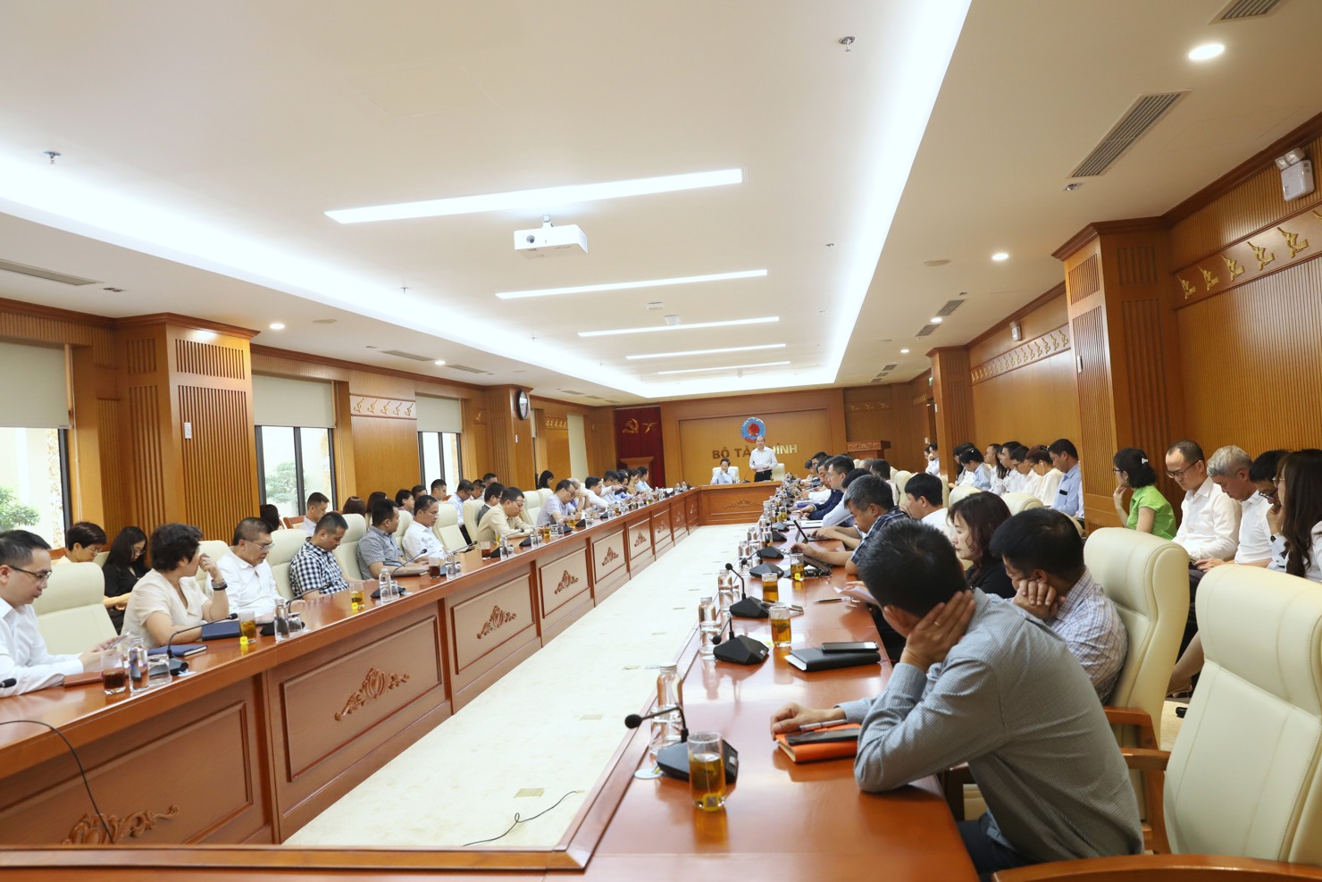 To&agrave;n cảnh buổi l&agrave;m việc.