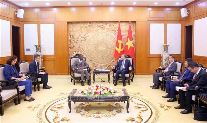 Quang cảnh buổi tiếp .
