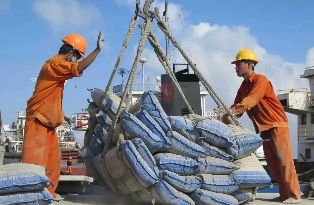 Chính phủ quyết định giảm thuế xuất khẩu clanhke xi măng nhằm hỗ trợ doanh nghiệp khó khăn.