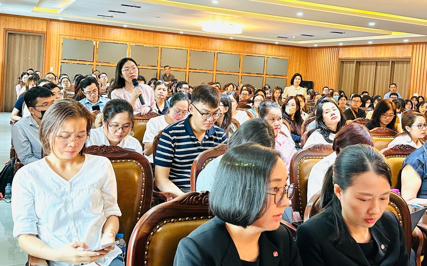 Doanh nghiệp tham dự và đặt câu hỏi về chính sách BHXH, BHYT, BHTN