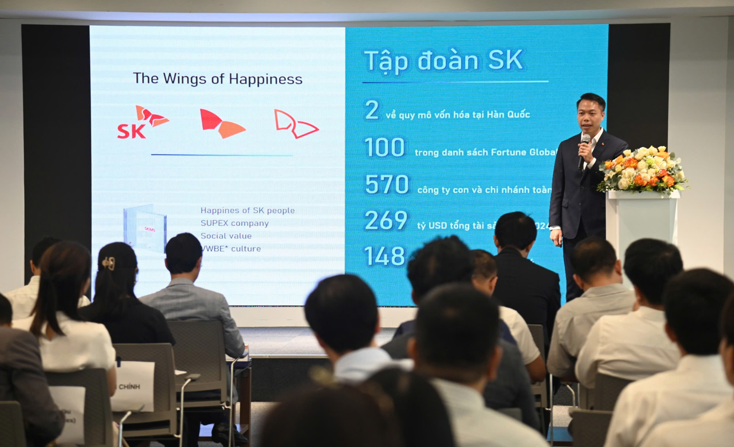 Đại diện Tập đoàn SK giới thiệu về doanh nghiệp tiên phong bongdaso vn lĩnh vực năng lượng xanh. Ảnh: Quang Hùng