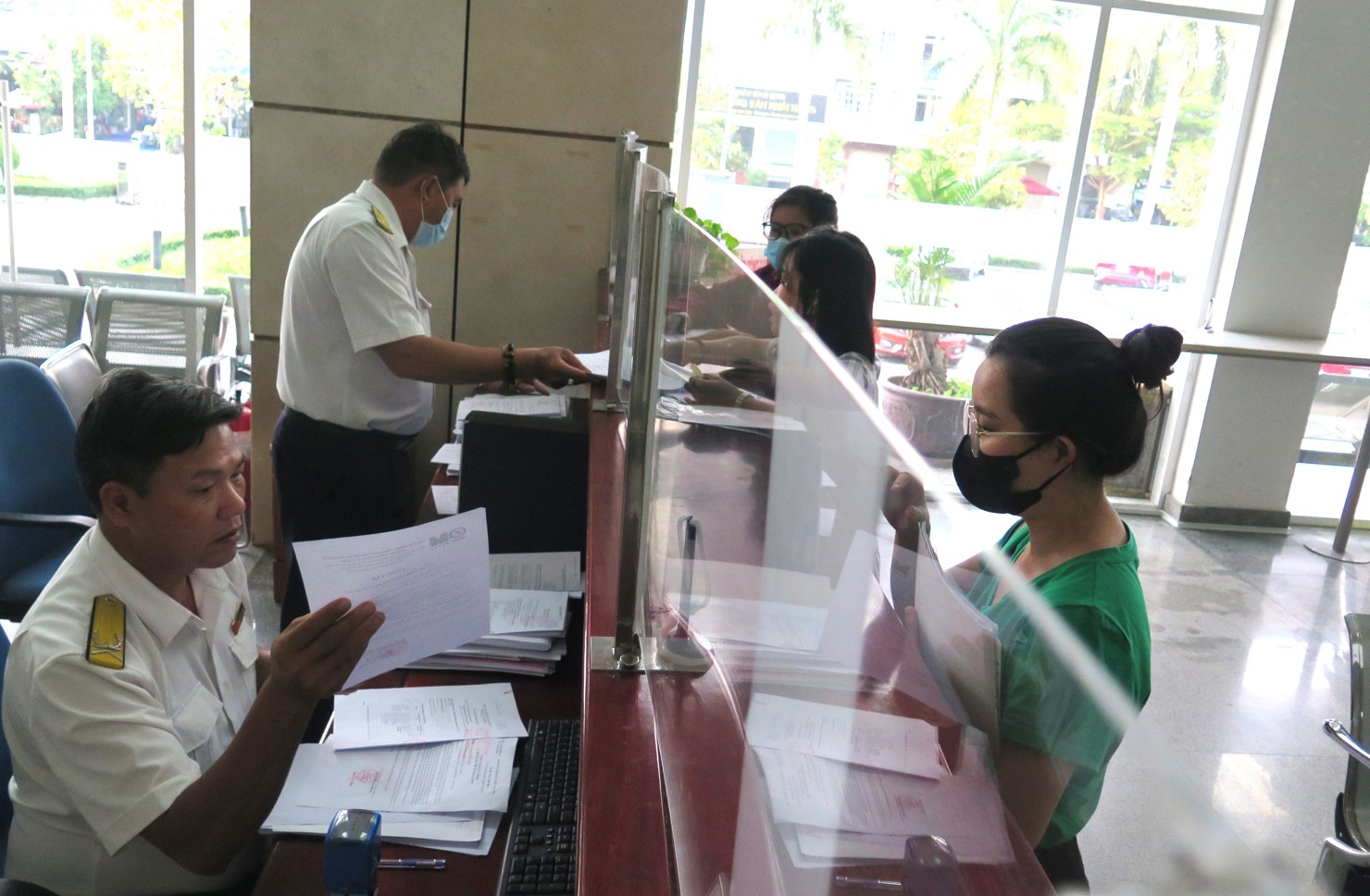 Cơ quan thuế tăng cường r&agrave; so&aacute;t, kiểm tra v&agrave; xử l&yacute;&nbsp;hộ, c&aacute; nh&acirc;n kinh doanh trong việc sử dụng HĐĐT khởi tạo từ m&aacute;y t&iacute;nh tiền c&oacute; m&atilde; cơ quan thuế. Ảnh: Đức Mỹ