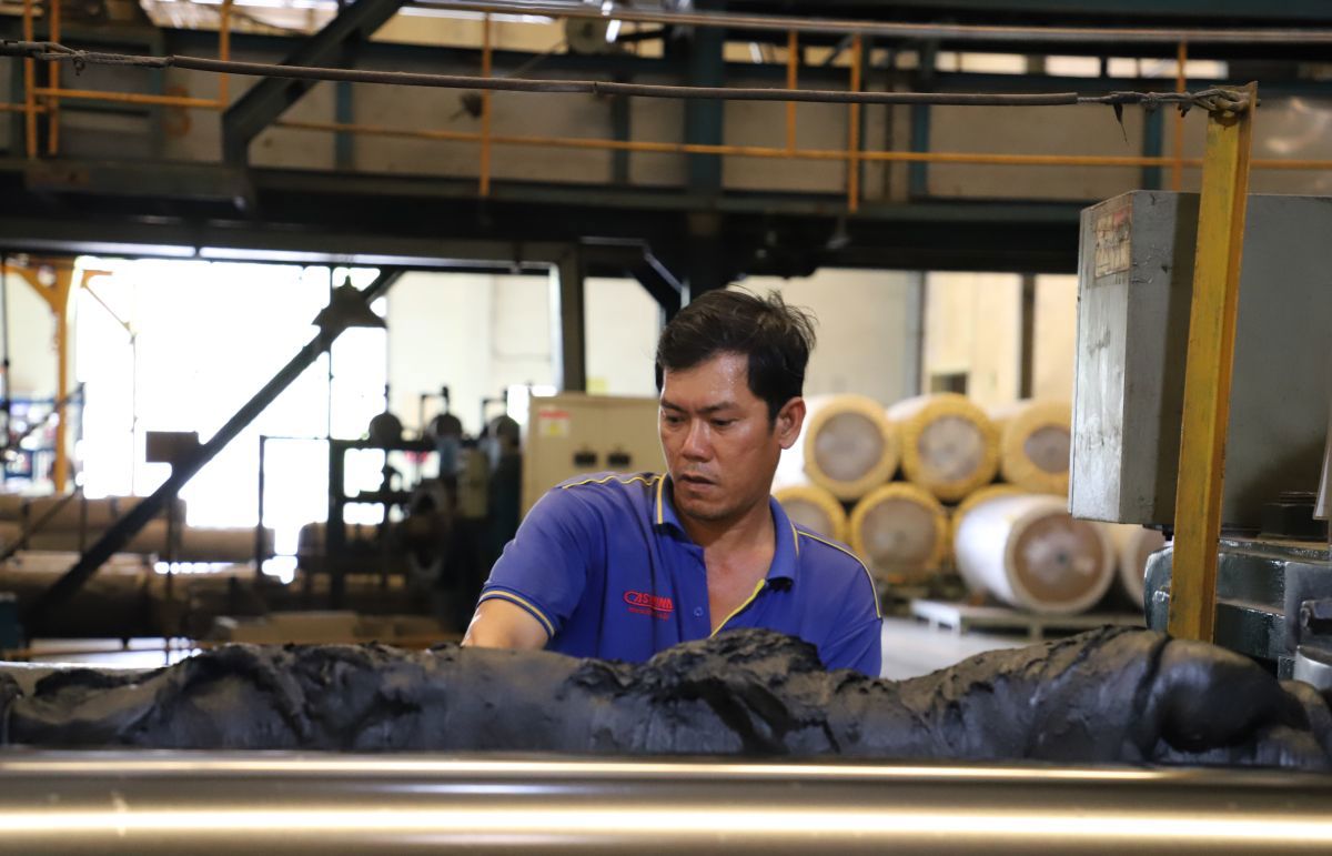 C&ocirc;ng nh&acirc;n l&agrave;m việc tại một nh&agrave; m&aacute;y cau su ở Đồng bongdaso nét- nhiều người cần mua nh&agrave; ở x&atilde; hội