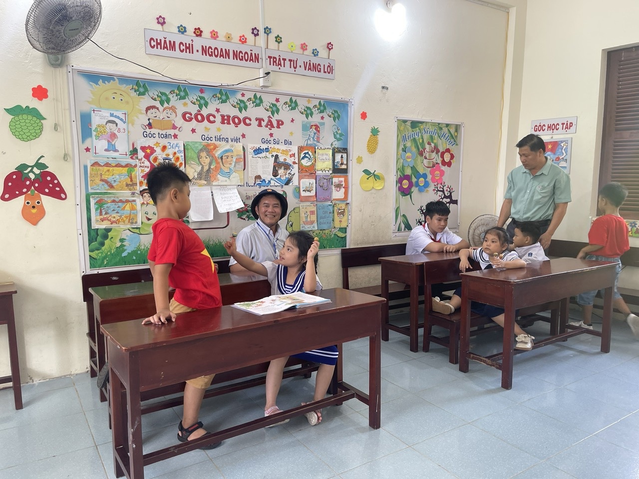 Những "đứa trẻ của đảo" vui mừng khi Đoàn công tác đến thăm, tặng quà.