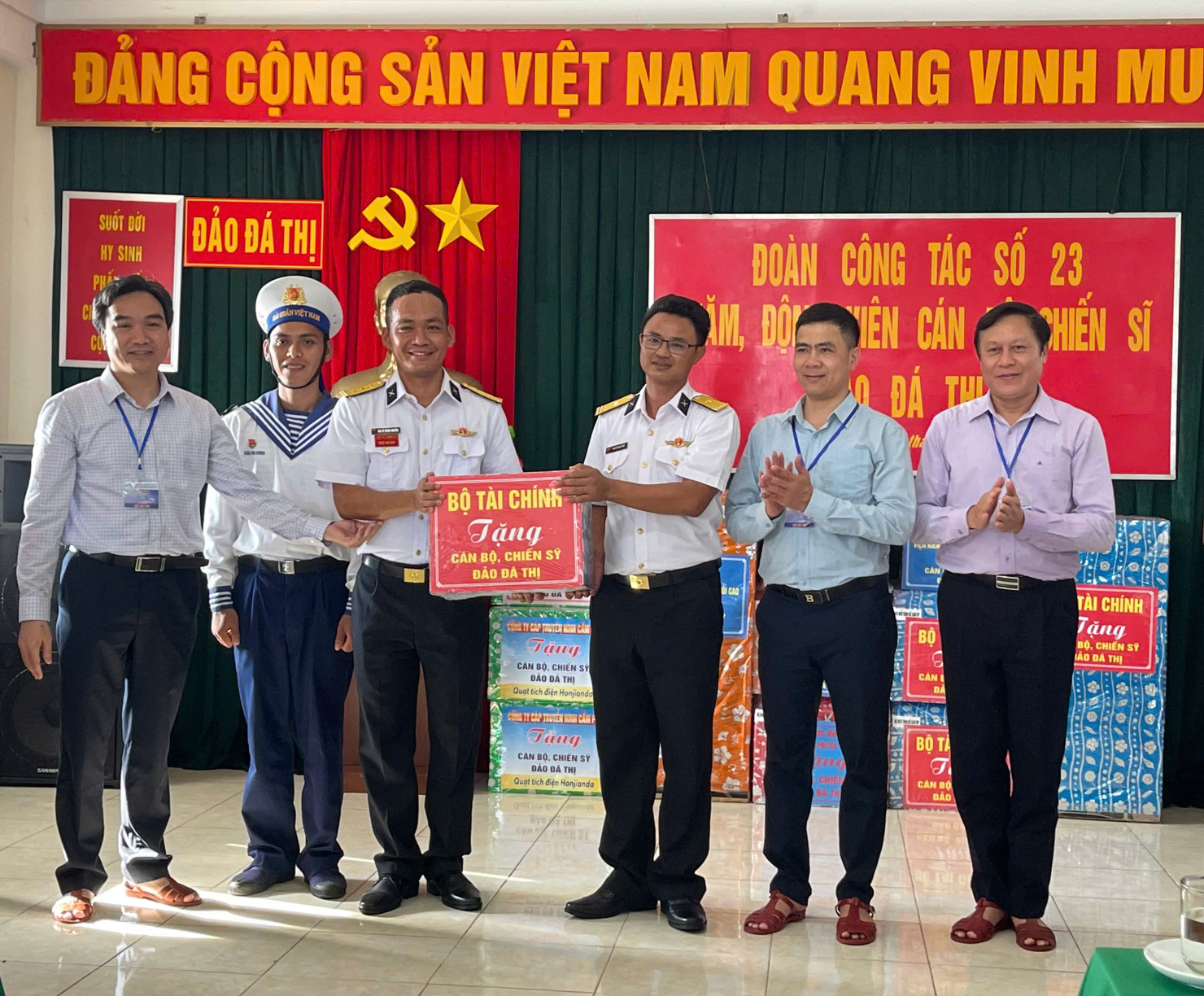 Đoàn công tác Bộ Tài chính tặng quà các cán bộ, chiến sỹ đang công tác tại Đảo Đá Thị.