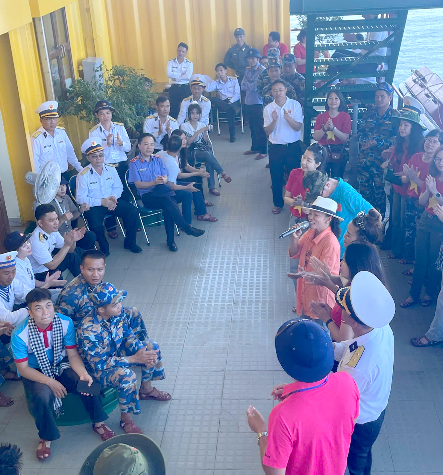 Các thành viên đoàn công tác mang lời ca tiếng hát động viên tinh thần cán bộ, chiến sỹ tại Nhà giàn DK- 
