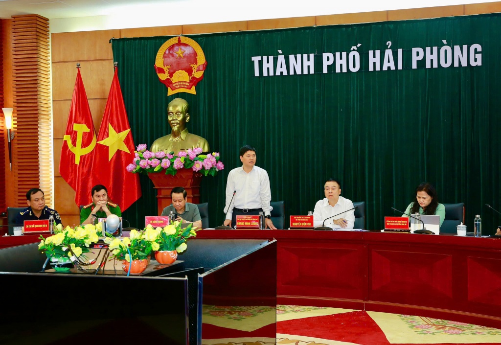 Ph&oacute; Chủ tịch UBND TP Hải Ph&ograve;ng Ho&agrave;ng Minh Cường ph&aacute;t biểu tại buổi l&agrave;m việc. Ảnh: Duy Th&iacute;nh.