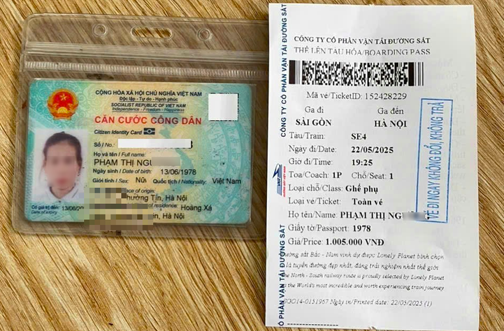 Chị Ng. được nhân viên tổ tàu SE4 góp tiền mua tặng vé từ TP. Hồ Chí Minh về Hà Nội. Ảnh: VNR