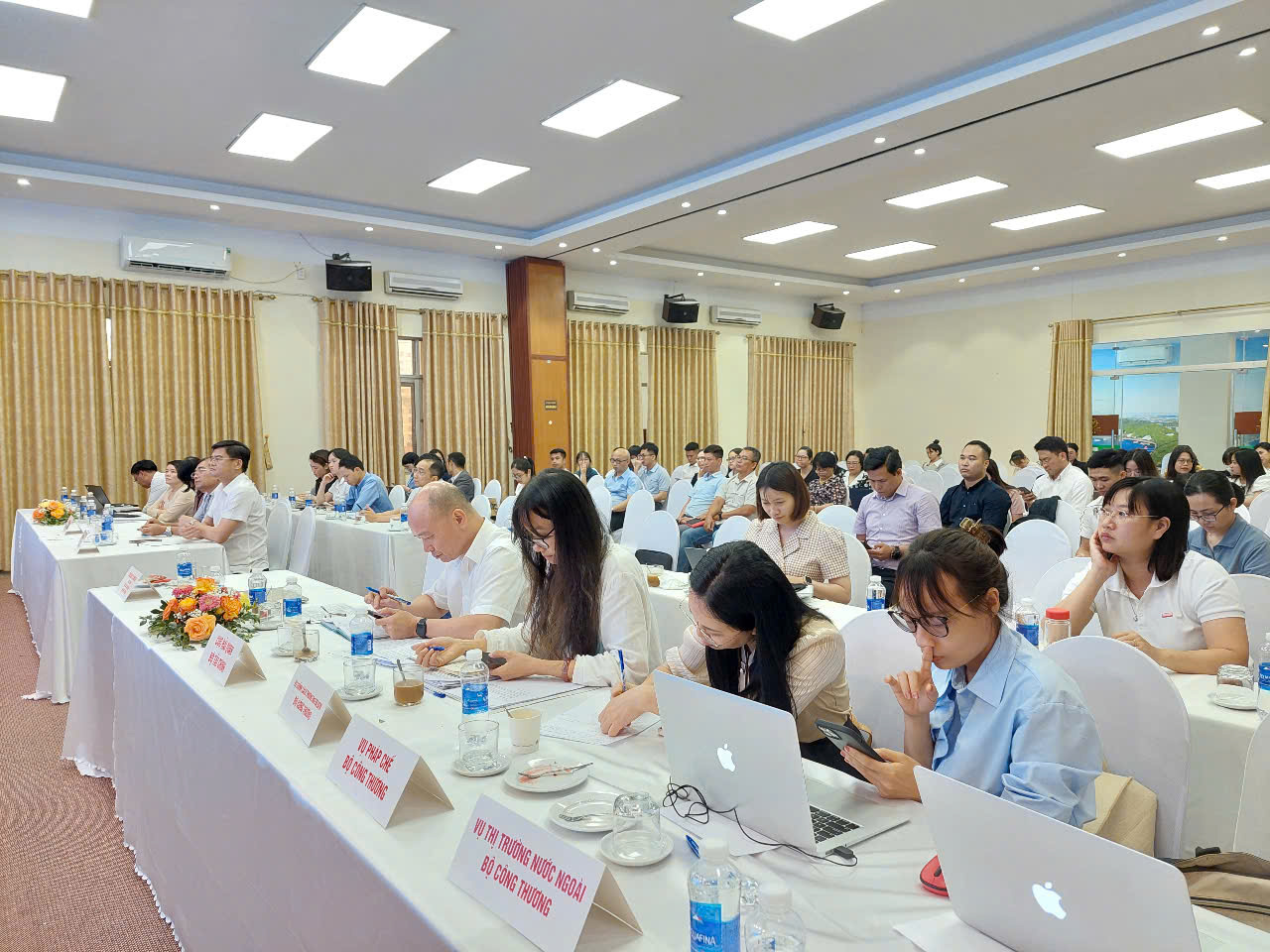 Đông đảo đại diện các bộ ngành, hiệp hội ngành hàng và các doanh nghiệp cung ứng sản xuất, xuất nhập khẩu tham gia Hội thảo.
