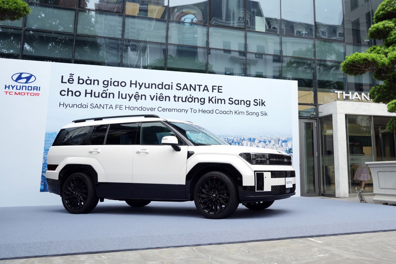 Chiếc Hyundai Santa Fe Calligraphy 2.5 Turbo - bạn đồng hành mới của HLV Kim Sang-sik.
