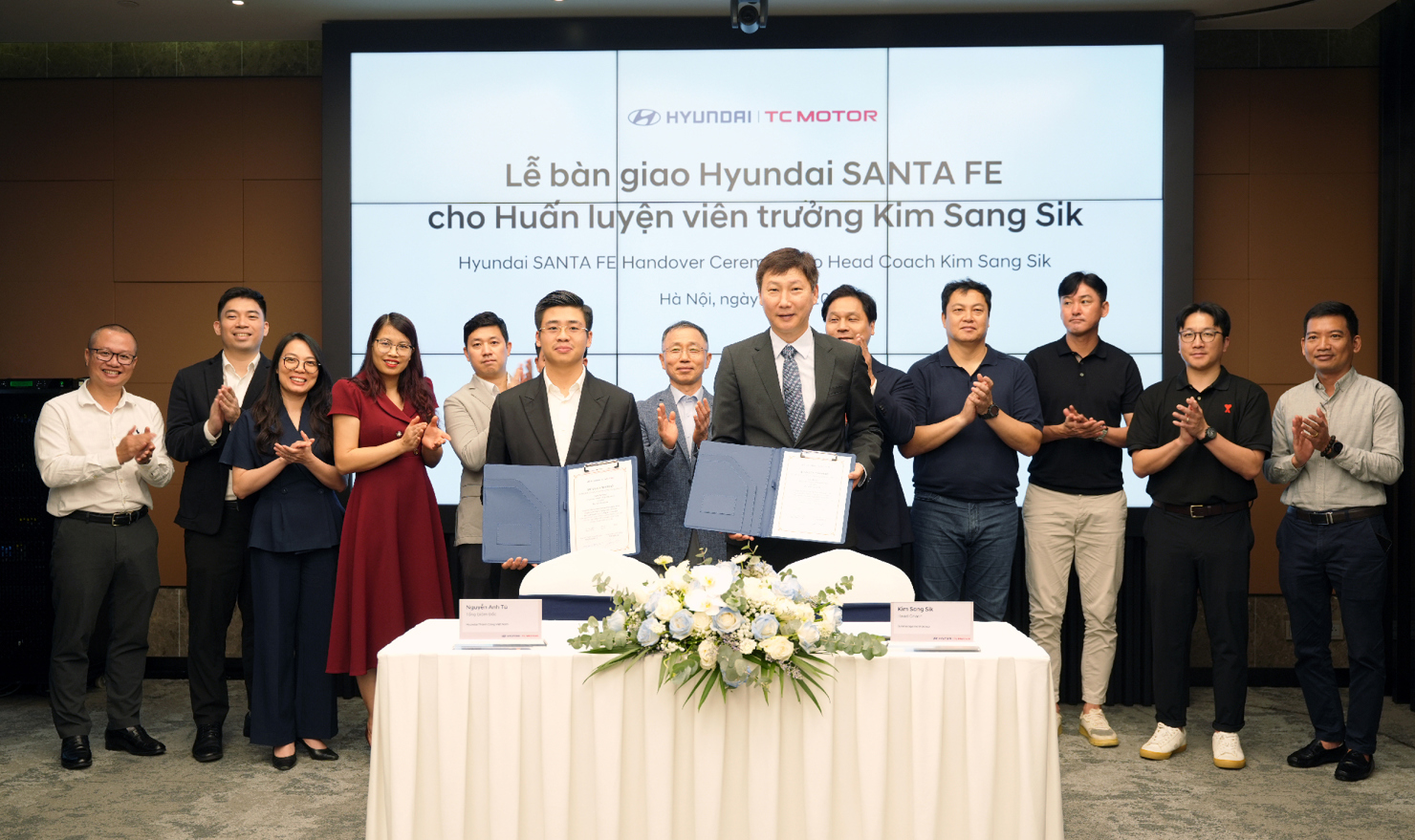 Lễ bàn giao mẫu xe Hyundai Santa Fe Calligraphy 2.5 Turbo cho HLV Kim Sang-sik