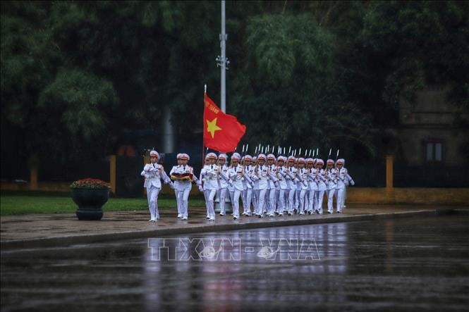 Đội tiêu binh thực hiện các nghi thức treo cờ rủ Lễ Quốc tang nguyên Chủ tịch nước Trần Đức Lương. Ảnh: Tuấn Anh/TTXVN