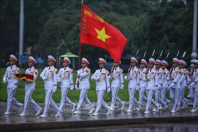 Đội tiêu binh thực hiện các nghi thức treo cờ rủ Lễ Quốc tang nguyên Chủ tịch nước Trần Đức Lương. Ảnh: Tuấn Anh/TTXVN