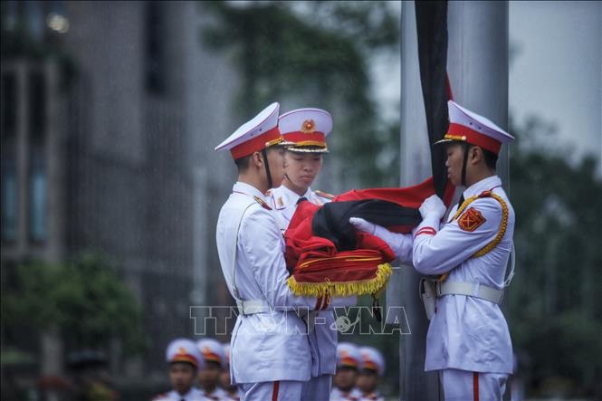 Đội tiêu binh thực hiện các nghi thức treo cờ rủ Lễ Quốc tang nguyên Chủ tịch nước Trần Đức Lương. Ảnh: Tuấn Anh/TTXVN