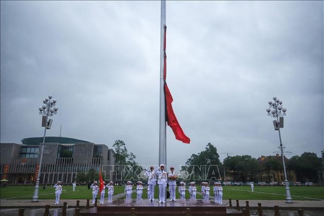 Đội tiêu binh thực hiện nghi thức treo cờ rủ Lễ Quốc tang nguyên Chủ tịch nước Trần Đức Lương. Ảnh: Tuấn Anh/TTXVN