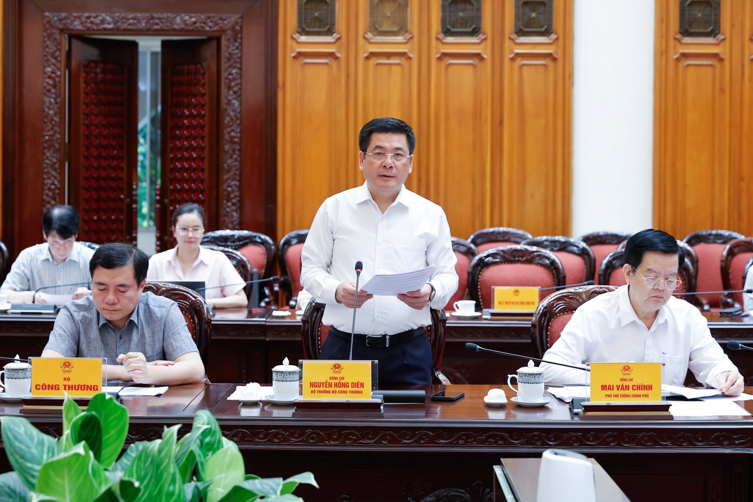 Bộ trưởng Bộ Công Thương Nguyễn Hồng Diên báo cáo tại cuộc họp. Ảnh: VGP