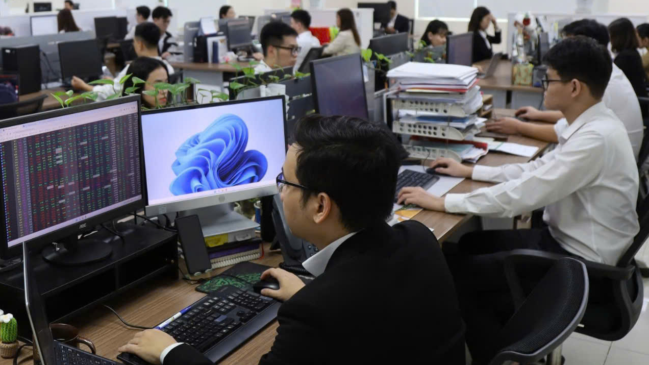 Thị trường hiện đang vận động trong trạng thái giằng co, với VN-Index dao động trong biên độ 1.290–1.340 điểm.