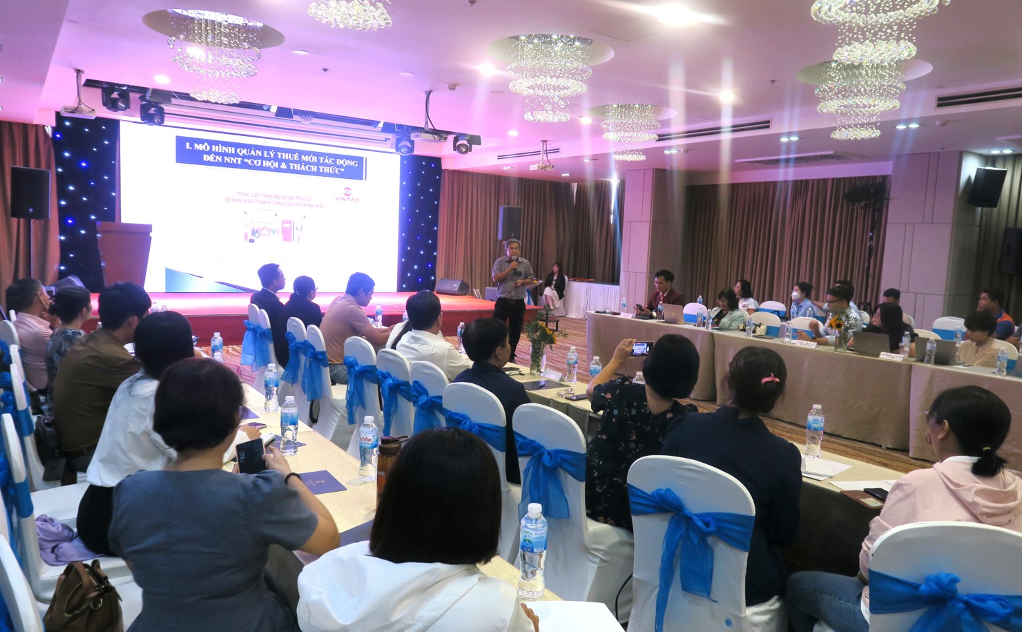 ThS. Nguyễn Hữu Tuyền giải đáp nhiều vướng mắc liên quan đến chính sách thuế mới cho các hộ, cá nhân kinh bongdaso vn gas. Ảnh: Đức Mỹ