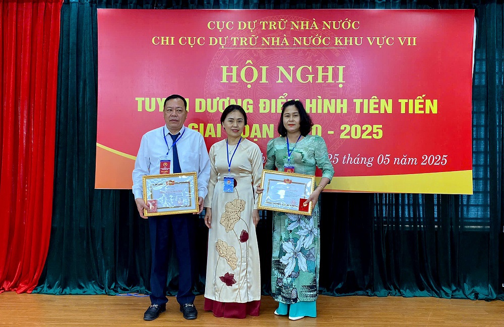 Phó Cục trưởng Cục DTNN Nguyễn Thị Phố Giang trao danh hiệu Chiến sĩ thi đua ngành Tài chính cho 02 cá nhân thuộc Chi cục DTNN khu vực VII.