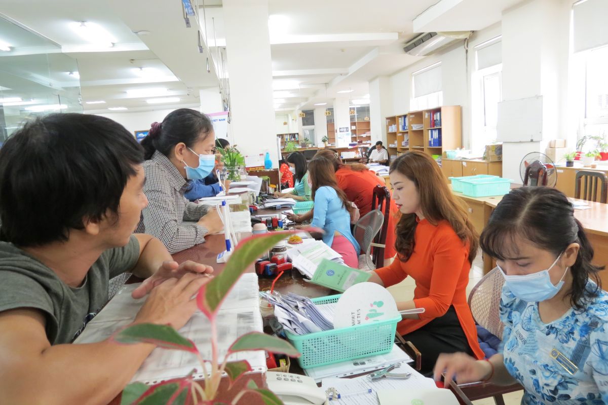 NLĐ v&agrave; DN l&agrave;m thủ tục tại cơ quan BHXH TP. Hồ Ch&iacute; Minh