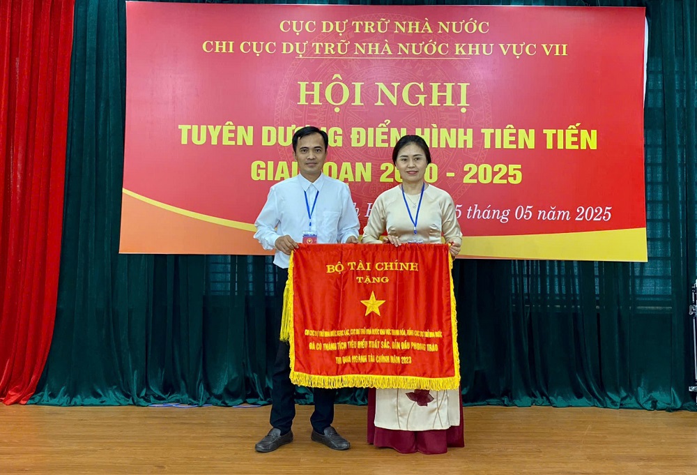 Phó Cục trưởng Nguyễn Thị Phố Giang trao danh hiệu Cờ thi đua xuất sắc của Bộ Tài chính cho đại diện Điểm kho Ngọc Lặc.