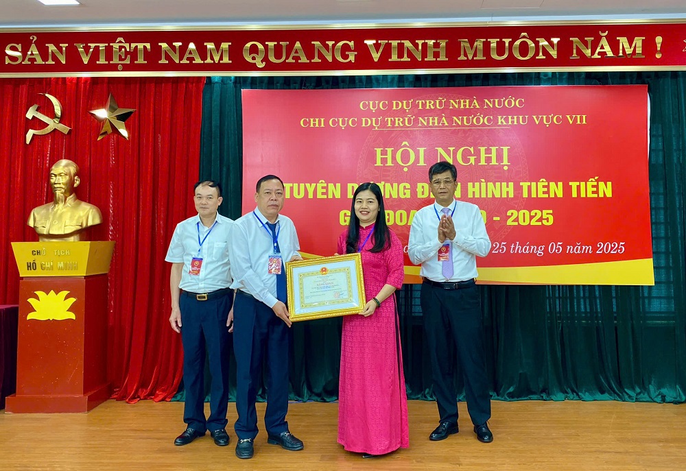 Bà Nguyễn Thị Hương - Đại diện Sở Nội vụ tỉnh Thanh Hóa trao Bằng khen của Chủ tịch UBND tỉnh Thanh Hóa cho Chi cục DTNN khu vực VII.