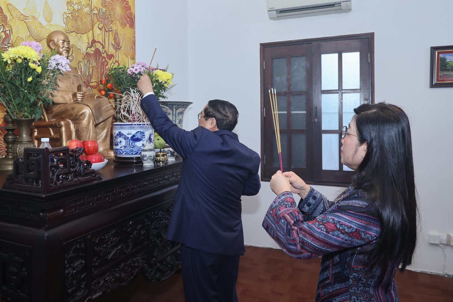 Thủ tướng và Phu nhân dâng hương, dâng hoa Chủ tịch Hồ Chí Minh tại Đại sứ quan Việt Nam tại Malaysia. Ảnh: VGP/Nhật Bắc