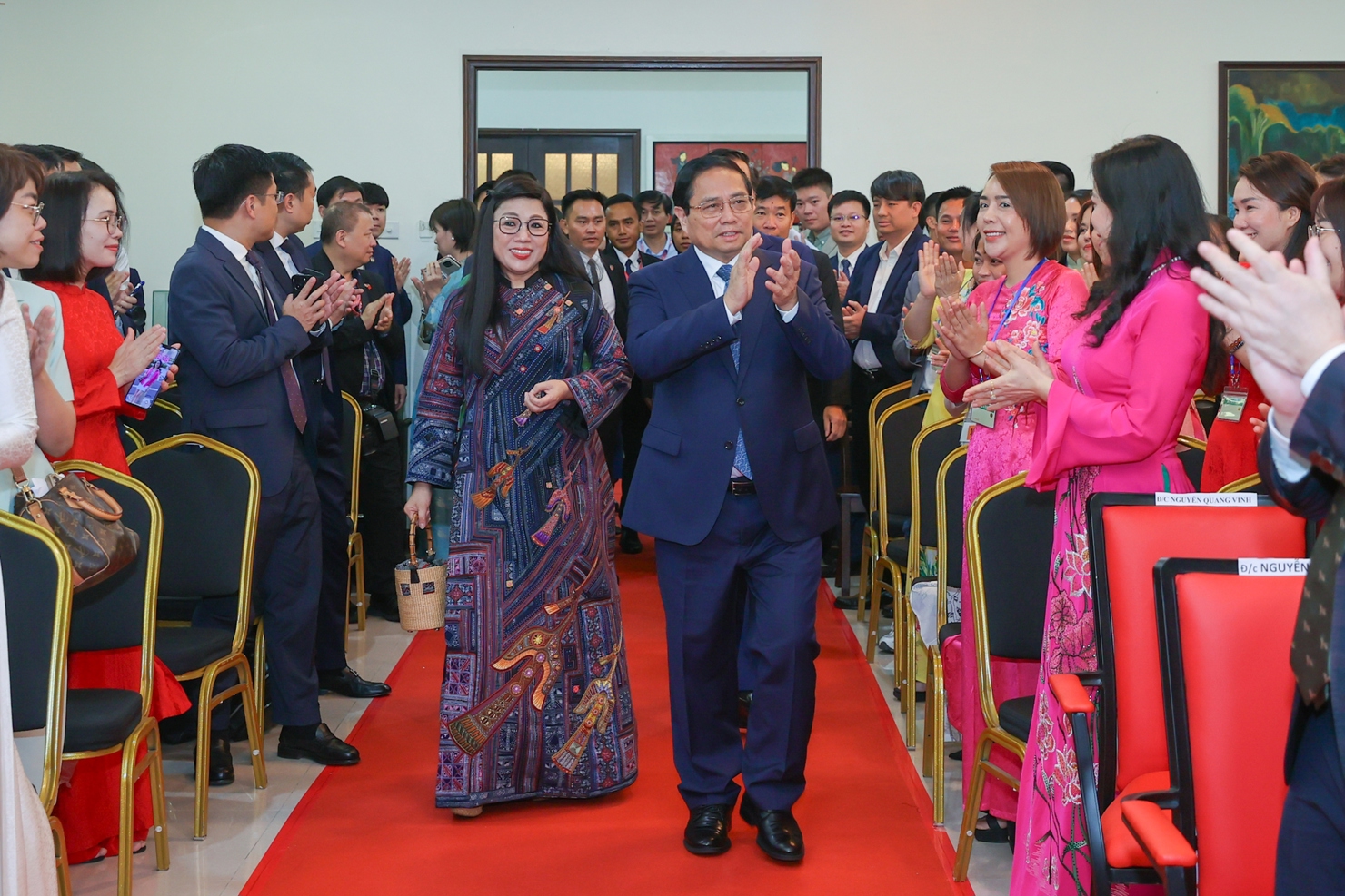 Thủ tướng và Phu nhân, cùng Đoàn đại biểu cấp cao thăm, gặp gỡ cán bộ, nhân viên Đại sứ quán và cộng đồng người Việt Nam tại Malaysia. Ảnh: VGP/Nhật Bắc