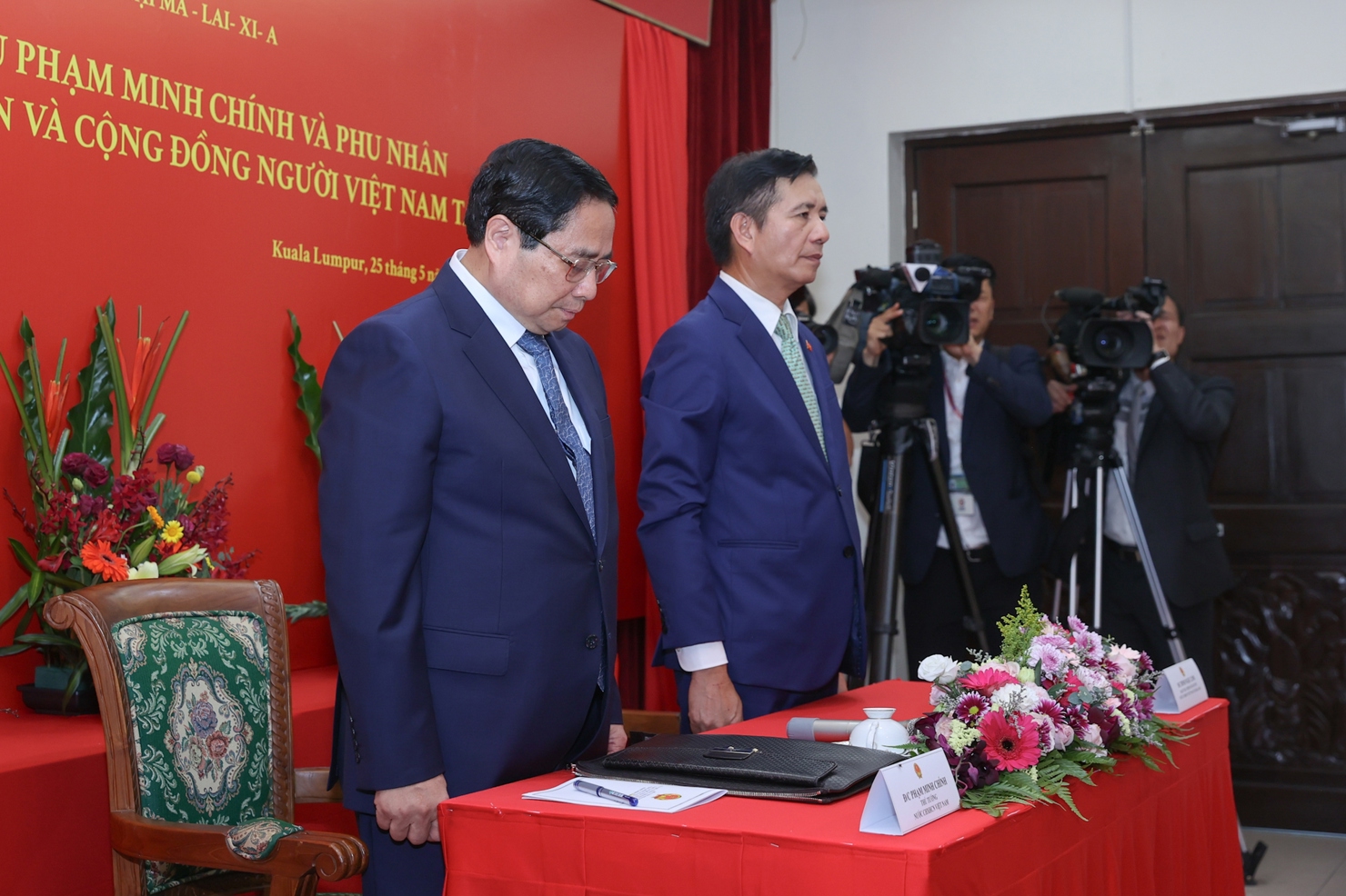 Thủ tướng và Phu nhân, cùng các đại biểu dành phút mặc niệm tưởng nhớ đồng chí Trần Đức Lương, nguyên Ủy viên Thường vụ Bộ Chính trị, nguyên Chủ tịch nước CHXHCN Việt Nam. Ảnh: VGP/Nhật Bắc